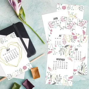 Detail van minimalistische bloemen kalenderkaarten 2026 met gouden hartaccenten