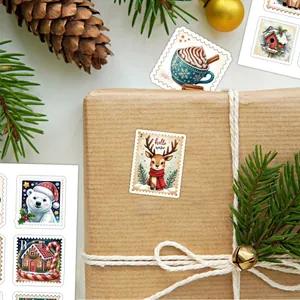 Pegatinas navideñas con renos y osos polares en una caja de regalo de kraft