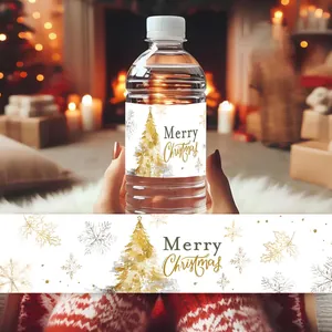 Detail van kerstlabels voor waterflessen met gouden bomen en Merry Christmas tekst