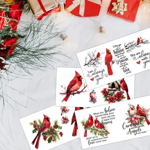 Autocollants UV DTF Cardinal rouge de Noël pour tasses avec baies d'hiver et pins