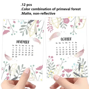 Detail van matte bloemen kalenderkaarten 2026 met handgetekende illustraties