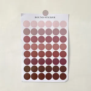 Feuille de 48 autocollants ronds style Morandi aux tons dégradés de brun rouge sur mur blanc