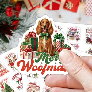 Κοντινό πλάνο με το αυτοκόλλητο σκύλου Merry Woofmas και εορταστική διακόσμηση