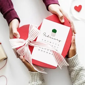 Februari 2026 kalenderkaart met hartvormige geschenkdoos en minimalistische illustratie