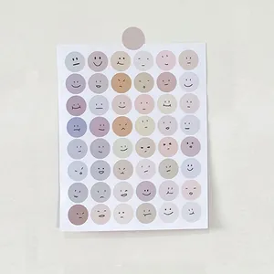 Détail macro de 48 autocollants ronds couleur Morandi avec des expressions emoji dessinées