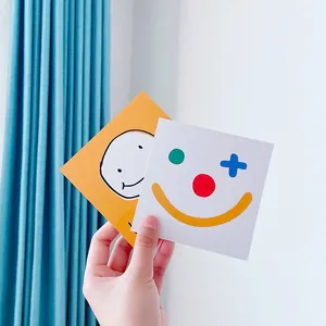 Lot de cartes murales minimalistes avec visages souriants et graphismes colorés