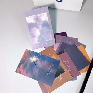 Lot de cartes postales artistiques avec photographies de ciel et nuages sur fond blanc
