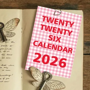Detail van 2026 kalenderkaart met roze ruitjes, vintage sleutel en handgeschreven schrift