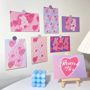 Détail de cartes postales de lapin rose et cartes de remerciement pour déco murale