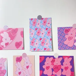 Cartes postales mignonnes de lapin rose affichées sur un mur pour décoration esthétique