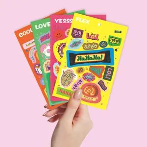Set van vier kleurrijke pop-art stickers met coole slogans tegen een roze achtergrond