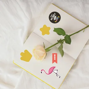 Autocollants de planification créatifs sur carnet avec une rose blanche élégante