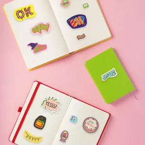 Vrolijke pop-art cartoon stickers voor DIY planners op gekleurde schriften
