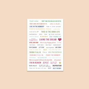 Vista dettagliata di adesivi con citazioni inglesi per scrapbooking e lettere colorate