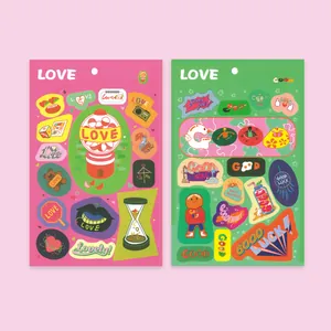 Detailopname van kleurrijke cartoonstickers met beren- en hartpatronen voor DIY-decoratie