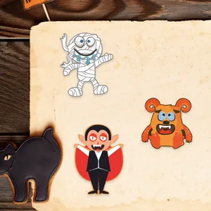 Nahaufnahme von Halloween-Aufklebern mit Mumien- und Vampirfiguren auf Vintage-Papier