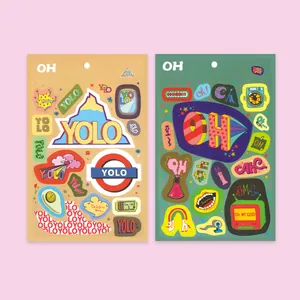 Detail van twee retro pop-art stickervellen met bergen en YOLO tekstpatronen