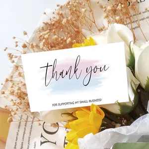 Dettaglio del biglietto di ringraziamento in un bouquet di fiori e rose bianche
