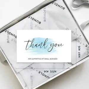 Dettaglio macro del biglietto di ringraziamento 9x5cm per confezioni regalo aziendali