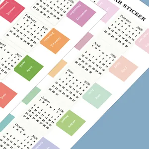 Dettaglio di adesivi per indici di calendario 2026-2027 in colori Morandi per agende