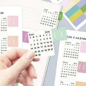 Primo piano di un adesivo indice calendario 2026 con linguetta verde per pianificazione