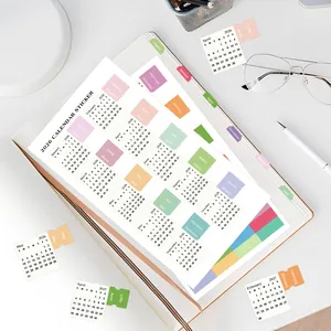Dettaglio degli adesivi per indici di calendario 2026 color macaron e schede per agende