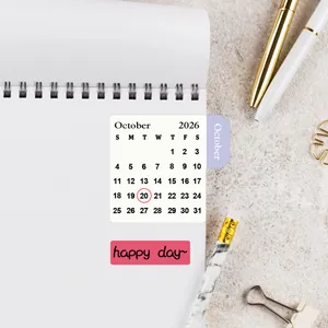 Primo piano degli adesivi per l'indice del calendario di ottobre 2026 su un taccuino