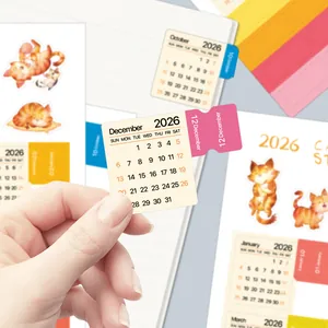 Dettaglio degli adesivi per calendario 2026 con illustrazioni di gatti e colori pastello