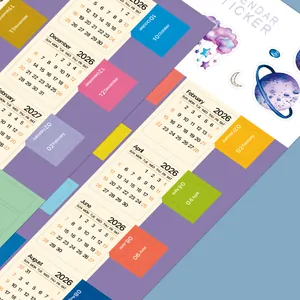 Dettaglio macro degli adesivi calendario 2026 con schede mensili colorate e carta opaca