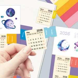 Macro degli adesivi colorati per indici del calendario mensile 2026 per agende