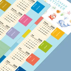 Dettaglio adesivi calendario 2026 con motivi marini colorati e decorazioni vivaci