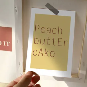 Καλλιτεχνική διακοσμητική κάρτα Peach Butter Cake σε λευκό φόντο καμβά τοίχου