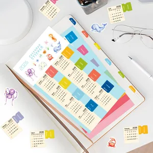 Dettaglio di adesivi calendario 2026 con illustrazioni marine e schede indice colorate