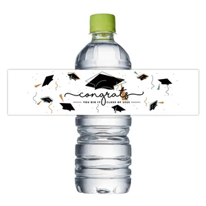 Etiquetas de botellas de agua para graduación 2025 con birrete y texto de felicitación