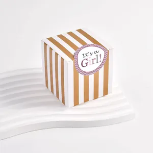 Détail de l'autocollant 'It's a Girl!' sur une boîte cadeau rayée pour fête de naissance