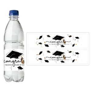 Detalle de etiquetas de graduación 2025 para botellas de agua con mensajes decorativos