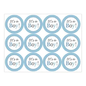 Autocollants It's a Boy bleus à bordure ondulée sur planche pour décoration de baby shower