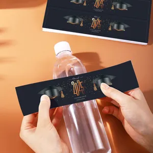 Primer plano de etiquetas para botellas de agua de graduación 2025 en negro y dorado