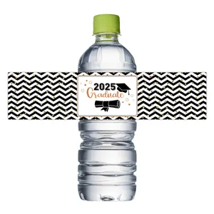Detalle de etiqueta de botella 2025 Graduate con purpurina dorada y ondas