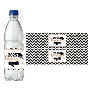 Detalle de etiquetas para botellas 2025 con purpurina dorada y diseño de patrón chevron
