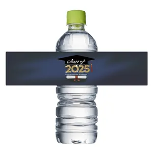 Etiquetas de botellas de agua Clase 2025 con letras doradas y fondo azul oscuro