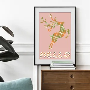 Lámina enmarcada de alce a cuadros con texto HELLO sobre fondo rosa para decoración