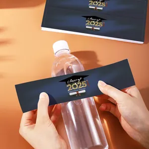 Detalle de la aplicación de etiquetas de botellas de agua para la graduación 2025
