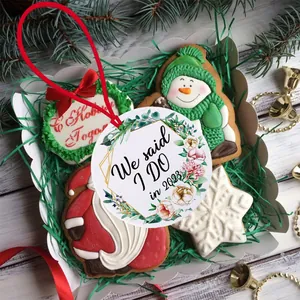 Detail van ronde acryl hanger met We said I DO in 2023 bloemmotief voor de kerstboom