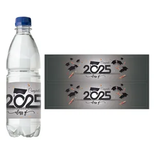 Detalle de etiquetas de botellas de agua graduación 2025 con texto de felicitación
