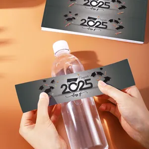 Detalle de etiquetas impermeables 2025 para botellas con birrete y diploma graduado