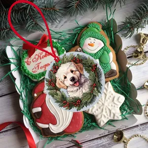 Detail eines runden Weihnachtsschmucks mit süßem Hund in Stechpalmenkranz und rotem Band