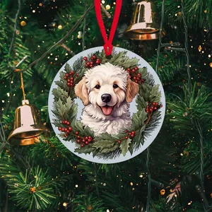 Detail eines runden Weihnachtsanhängers mit weißem Hund und Stechpalmenkranz am Tannenbaum