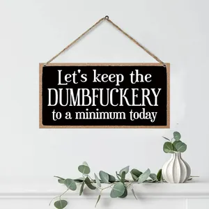 Rustikales Holz-Wandschild mit humorvollem Spruch und Juteseil an einer weißen Wand