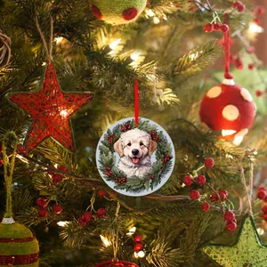 Detail eines Weihnachtsanhängers aus Acryl mit goldenem Retriever und winterlichem Stechpalmenkranz